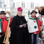 W Kielcach w święto Trzech Króli odbyła się inscenizacja trzech orszaków zmierzających do betlejemskiej szopki na placu Najświętszej Maryi Panny przed bazyliką katedralną. Biskup Marian Florczyk. / Wojciech Habdas / Radio Kielce