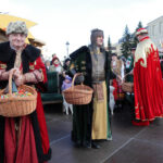 W Kielcach w święto Trzech Króli odbyła się inscenizacja trzech orszaków zmierzających do betlejemskiej szopki na placu Najświętszej Maryi Panny przed bazyliką katedralną. / Wojciech Habdas / Radio Kielce