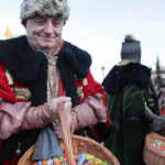 W Kielcach w święto Trzech Króli odbyła się inscenizacja trzech orszaków zmierzających do betlejemskiej szopki na placu Najświętszej Maryi Panny przed bazyliką katedralną. Stanisław Adamczak – rektor Politechniki Świętokrzyskiej. / Wojciech Habdas / Radio Kielce