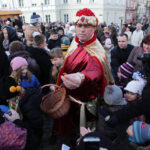 W Kielcach w święto Trzech Króli odbyła się inscenizacja trzech orszaków zmierzających do betlejemskiej szopki na placu Najświętszej Maryi Panny przed bazyliką katedralną. Bertus Servaas właściciel firmy Vive. / Wojciech Habdas / Radio Kielce