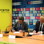 Holding Kolporter SA został nowym partnerem Korony Kielce. Tomasz Chojnowski i Grzegorz Fibakiewicz podpisali porozumienie w tej sprawie / Wojciech Habdas / Radio Kielce