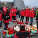 12.1.2014 Pacanów. WOŚP. Bajkowa Orkiestra Europejskie Centrum Bajki.  Pokazy Straży Pożarnej, Policji, Ratownictwa Medycznego / Wojciech Habdas / Radio Kielce