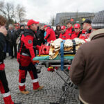 12.1.2014 Pacanów. WOŚP. Bajkowa Orkiestra Europejskie Centrum Bajki.  Pokazy Straży Pożarnej, Policji, Ratownictwa Medycznego / Wojciech Habdas / Radio Kielce