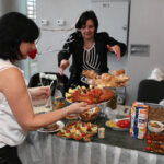 12.1.2014 Pacanów. WOŚP. Bajkowa Orkiestra Europejskie Centrum Bajki. Stoiska kulinarne: Stowarzyszenie Koło Gospodyń Wiejskich “Kępianki”, Stowarzyszenie “Nadwiślanki”, Stowarzyszenie Miłośników Gminy Pacanów, Stowarzyszenie Koło Gospodyń Wiejskich “Żabieckie Powiślanki” / Wojciech Habdas / Radio Kielce