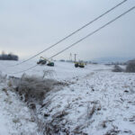 Energetycy naprawiają uszkodzone linie elektryczne w okolicach Bodzentyna. / Paweł Klepka / Radio Kielce