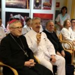 Koncert góralskiego zespołu "Majeranki" z Chabówki koło Rabki w koncercie wzięli udział biskup Kazimierz Gurda oraz dyrektor ŚCO dr Stanisław Góźdź / Stanisław Blinstrub / Radio Kielce