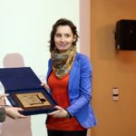 Gala Konkursu Lider Aktywności Lokalnej - nagrodę dla wyróżnionego Jacka Piwowarskiego odebrała żona. / Stanisław Blinstrub / Radio Kielce