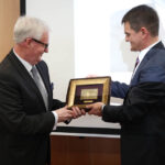 Jubileusz 40-lecia pracy naukowej prof. zw. dr hab. Ryszarda Michała Czarnego. Jacek Semaniak, rektor Uniwersytetu Jana Kochanowskiego składa gratulacje na ręce jubilata / Wojciech Habdas / Radio Kielce