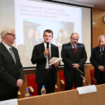 Jubileusz 40-lecia pracy naukowej prof. zw. dr hab. Ryszarda Michała Czarnego. Wręczenie księgi jubileuszowej. / Wojciech Habdas / Radio Kielce