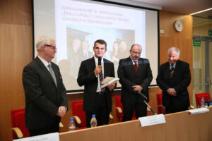 Jubileusz 40-lecia pracy naukowej prof. zw. dr hab. Ryszarda Michała Czarnego. Wręczenie księgi jubileuszowej. / Wojciech Habdas / Radio Kielce