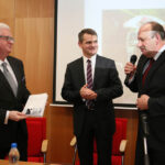 Jubileusz 40-lecia pracy naukowej prof. zw. dr hab. Ryszarda Michała Czarnego. Wręczenie księgi jubileuszowej. / Wojciech Habdas / Radio Kielce