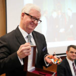 Jubileusz 40-lecia pracy naukowej prof. zw. dr hab. Ryszarda Michała Czarnego. Wojciech Lubawski, prezydent Kielc wręczył jubilatowi pamiątkową porcelanową figurkę. / Wojciech Habdas / Radio Kielce