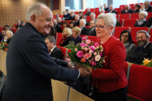 Jubileusz 40-lecia pracy naukowej prof. zw. dr hab. Ryszarda Michała Czarnego. Alicja Adamczak, wieloletnia prezes Urzędu Patentowego Rzeczypospolitej Polskiej. / Wojciech Habdas / Radio Kielce