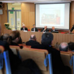 Jubileusz 40-lecia pracy naukowej prof. zw. dr hab. Ryszarda Michała Czarnego. Stanisław Adamczak, rektor Politechniki Świętokrzyskiej wręczył kwiaty żonie jubilata. / Wojciech Habdas / Radio Kielce