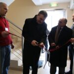 Prezydent Kielc Wojciech Lubawski dokonuje przecięcia wstęgi / Kamil Król / Radio Kielce