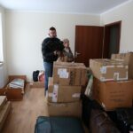 Mieszkańcy rozpakowują swoje rzeczy / Kamil Król / Radio Kielce