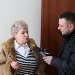 Robert Szumielewicz z Radia Kielce rozmawia z jedną z lokatorek / Kamil Król / Radio Kielce