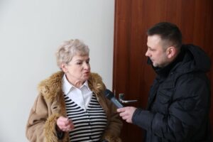 Robert Szumielewicz z Radia Kielce rozmawia z jedną z lokatorek / Kamil Król / Radio Kielce