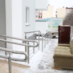 Meble czekają na wniesienie do poszczególnych mieszkań / Kamil Król / Radio Kielce