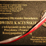 W Starachowicach odsłonięto tablicę poświęconą pamięci Jadwigi Kaczyńskiej. W uroczystości uczestniczył Jarosław Kaczyński. / Wojciech Habdas / Radio Kielce