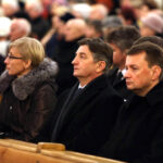 W Starachowicach odsłonięto tablicę poświęconą pamięci Jadwigi Kaczyńskiej. W uroczystości uczestniczyli Mariusz Błaszczak, Marek Kuchciński, Beata Gosiewska.  / Wojciech Habdas / Radio Kielce