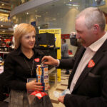 XXII finał WOŚP. W Galerii Korona odbywały się licytacje, z których dochód przeznaczony jest na Wielką Orkiestrę Świątecznej Pomocy / Kamil Król / Radio Kielce