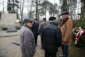 69 rocznica wkroczenia wojsk radzieckich do Kielc. Przed pomnikiem na Cmentarzu Żołnierzy Radzieckich przedstawiciele władz i delegacje kombatantów złożyły kwiaty. / Kamil Król / Radio Kielce