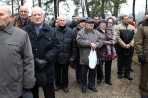 69 rocznica wkroczenia wojsk radzieckich do Kielc. Przed pomnikiem na Cmentarzu Żołnierzy Radzieckich przedstawiciele władz i delegacje kombatantów złożyły kwiaty. / Kamil Król / Radio Kielce