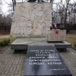 69 rocznica wkroczenia wojsk radzieckich do Kielc. Przed pomnikiem na Cmentarzu Żołnierzy Radzieckich przedstawiciele władz i delegacje kombatantów złożyły kwiaty. / Kamil Król / Radio Kielce