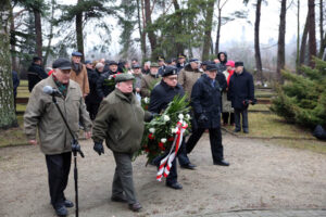 69 rocznica wkroczenia wojsk radzieckich do Kielc. Przed pomnikiem na Cmentarzu Żołnierzy Radzieckich przedstawiciele władz i delegacje kombatantów złożyły kwiaty. / Kamil Król / Radio Kielce