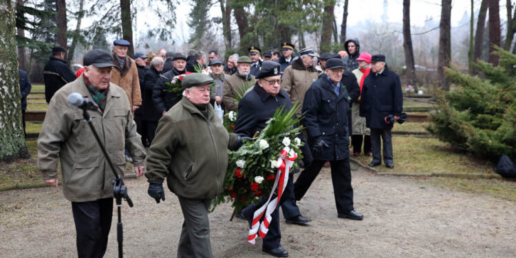 69 rocznica wkroczenia wojsk radzieckich do Kielc. Przed pomnikiem na Cmentarzu Żołnierzy Radzieckich przedstawiciele władz i delegacje kombatantów złożyły kwiaty. / Kamil Król / Radio Kielce