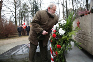 69 rocznica wkroczenia wojsk radzieckich do Kielc. Przed pomnikiem na Cmentarzu Żołnierzy Radzieckich przedstawiciele władz i delegacje kombatantów złożyły kwiaty. / Kamil Król / Radio Kielce