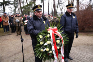 69 rocznica wkroczenia wojsk radzieckich do Kielc. Przed pomnikiem na Cmentarzu Żołnierzy Radzieckich przedstawiciele władz i delegacje kombatantów złożyły kwiaty. / Kamil Król / Radio Kielce