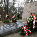 69 rocznica wkroczenia wojsk radzieckich do Kielc. Przed pomnikiem na Cmentarzu Żołnierzy Radzieckich przedstawiciele władz i delegacje kombatantów złożyły kwiaty. / Kamil Król / Radio Kielce