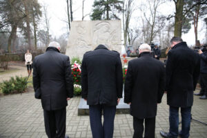 69 rocznica wkroczenia wojsk radzieckich do Kielc. Przed pomnikiem na Cmentarzu Żołnierzy Radzieckich przedstawiciele władz i delegacje kombatantów złożyły kwiaty. / Kamil Król / Radio Kielce