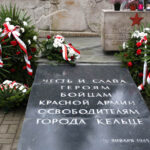 69 rocznica wkroczenia wojsk radzieckich do Kielc. Przed pomnikiem na Cmentarzu Żołnierzy Radzieckich przedstawiciele władz i delegacje kombatantów złożyły kwiaty. / Kamil Król / Radio Kielce