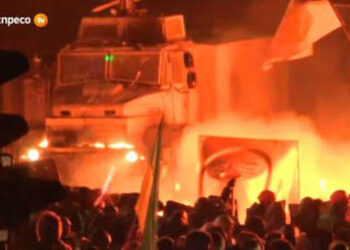 Zapowiada się gorąca noc w Kijowie. Wieczorem siły specjalne milicji rozpoczęły szturm na pozycje demonstrantów na Majdanie. / www.radiosvoboda.org