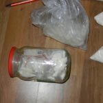 W centrum Kielc 37-latek hodował konopie indyjskie. Policjanci zabezpieczyli także kilogram amfetaminy,  i gotową do sprzedaży marihuanę. / mat. policji