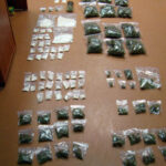 W centrum Kielc 37-latek hodował konopie indyjskie. Policjanci zabezpieczyli także kilogram amfetaminy,  i gotową do sprzedaży marihuanę. / mat. policji