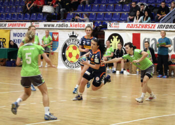 Fragment meczu Korona Handball Kielce – AZS PGNiG Termika UW / Wojciech Habdas / Radio Kielce