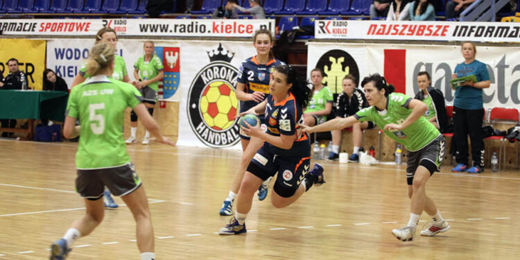 Fragment meczu Korona Handball Kielce – AZS PGNiG Termika UW / Wojciech Habdas / Radio Kielce