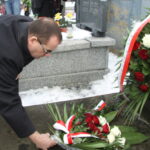 Pracownicy kieleckiej delegatury NIK i władze miasta złożyły kwiaty na grobie Mieczysława Kotłubaja - pierwszego prezesa NIK w Kielcach / Kamil Król / Radio Kielce