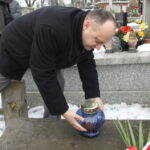 Pracownicy kieleckiej delegatury NIK i władze miasta złożyły kwiaty na grobie Mieczysława Kotłubaja - pierwszego prezesa NIK w Kielcach / Kamil Król / Radio Kielce