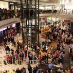 Prezentacja piłkarzy Korony Kielce w Galerii Korona. Licznie zebrana publiczność. / Wojciech Habdas / Radio Kielce