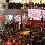 Prezentacja piłkarzy Korony Kielce w Galerii Korona. Kibice przed prezentacją podziwiać mogli pokazy taneczne w hiszpańskich klimatach. / Wojciech Habdas / Radio Kielce