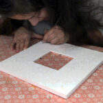 Warsztatach, na których młodzież z Plastyka uczy się technik wykonywania arabskich ornamentów w gipsie i drewnie. / Wojciech Habdas / Radio Kielce