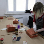 Warsztatach, na których młodzież z Plastyka uczy się technik wykonywania arabskich ornamentów w gipsie i drewnie. / Wojciech Habdas / Radio Kielce