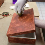 Warsztatach, na których młodzież z Plastyka uczy się technik wykonywania arabskich ornamentów w gipsie i drewnie. / Wojciech Habdas / Radio Kielce