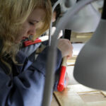 Warsztatach, na których młodzież z Plastyka uczy się technik wykonywania arabskich ornamentów w gipsie i drewnie. / Wojciech Habdas / Radio Kielce