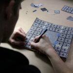 Warsztatach, na których młodzież z Plastyka uczy się technik wykonywania arabskich ornamentów w gipsie i drewnie. / Wojciech Habdas / Radio Kielce